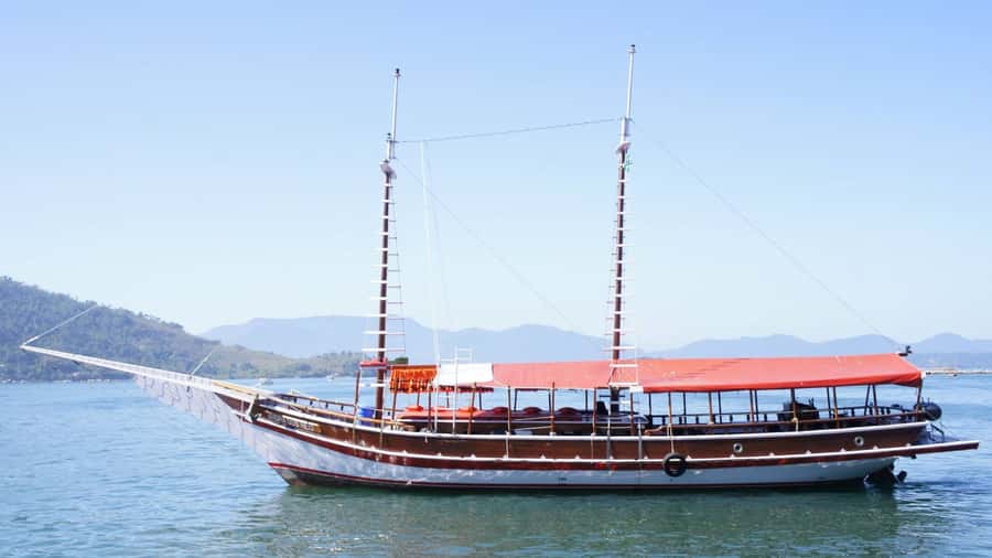 Angra dos Reis: Boat Tour in Ilha Grande and Lagoa Azul - Music, timing, and the shared-boat tradeoff