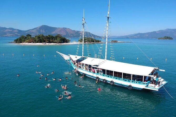 Angra dos Reis Boat Tour with Lunch - The atmosphere: sightseeing cruise or party boat?