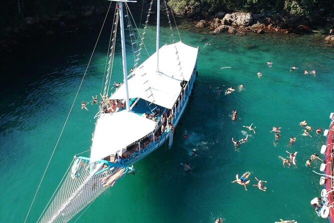 Angra dos Reis Boat Tour with Lunch - Lagoa Azul, a natural aquarium for 40 minutes