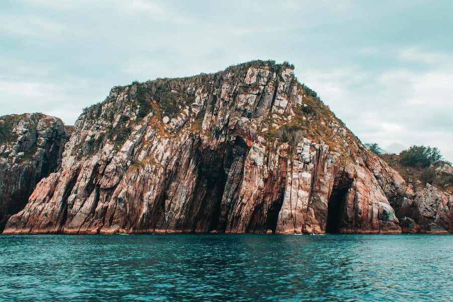 Arraial do Cabo Adventure: Guided Tour, Beaches, and Lunch. - Fenda de Nossa Senhora gives the boat ride a strong opening