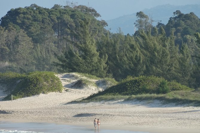 BEACH TOUR PRAIA DO ROSA, IMBITUBA AND GAROPABA - 10 Beaches - Praia dos Amores: calm water in a small setting