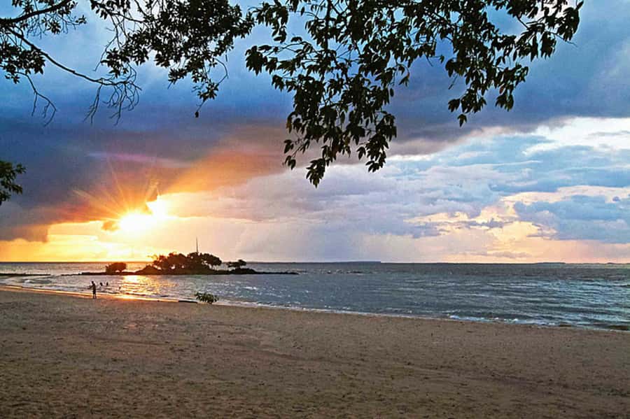 Belém: Ilha do Mosqueiro River Beach Trip - The first stops: scenery, shops, and limited beach time