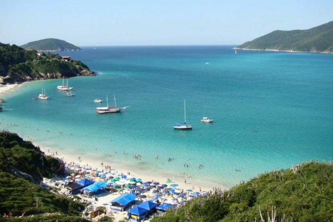 Boat Trip in Arraial do Cabo by Arraial Viagens - Farol Beach, the first major stop