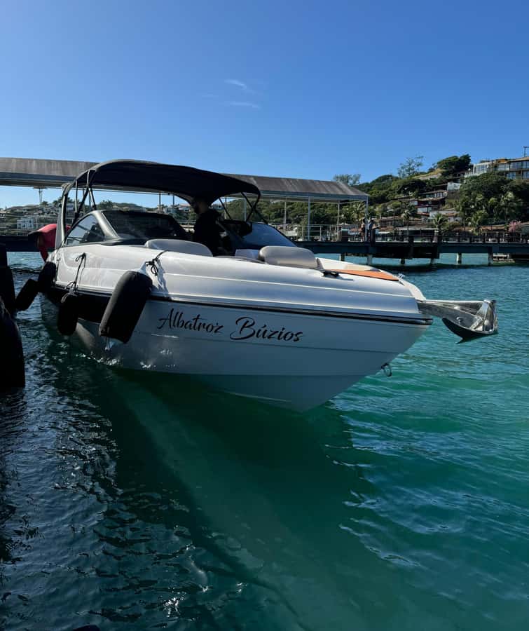 Búzios: Speedboat tour of 2 islands and 11 beaches - Boarding at one of three Búzios piers