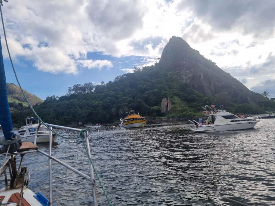 Cariocando de Veleiro no Rio de Janeiro - Drinks, Fruit, and the Informal Onboard Mood