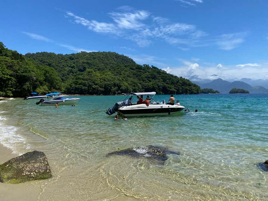 Experience Paradise Ilha Grande in a Speedboat Private - Guide, skipper, and the small details that matter
