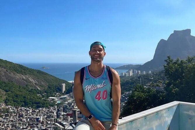 Explore the history and culture of Favela da Rocinha - Dancing, acrobatics, and local attractions