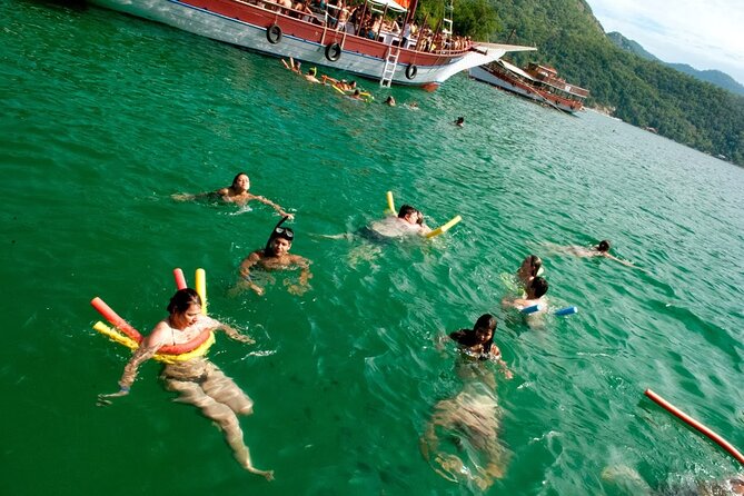 Exploring Angra Dos Reis and Ilha Grande in One Day - Freguesia de Santana Beach: a quiet first swim