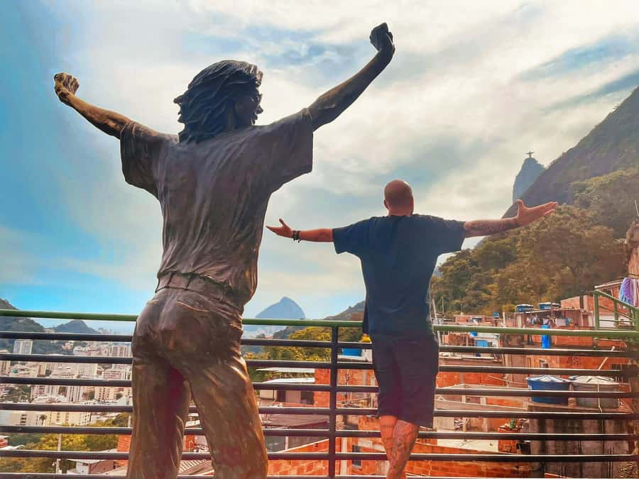 Favela Santa Marta: Walking Tour with local guide - Arts, sports, and community projects