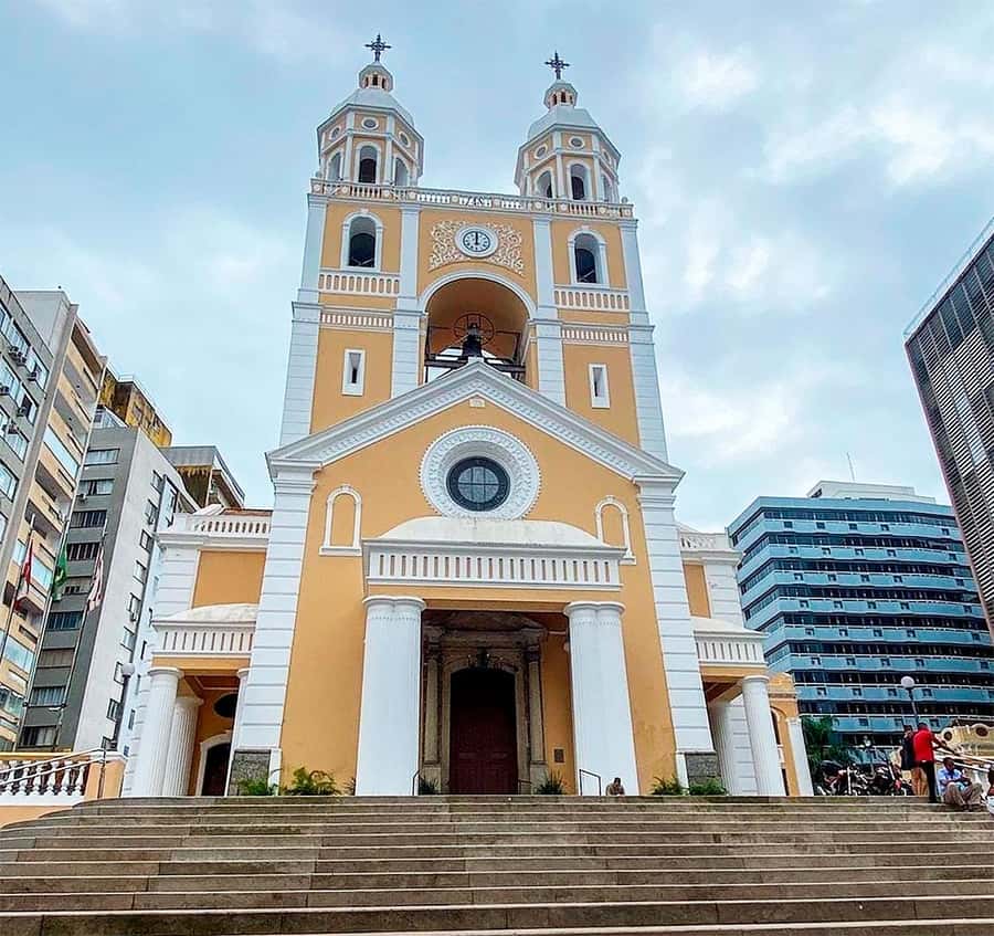 Florianópolis: Historical Center, Beach & Nature Tour - Guides, languages, and the human side of the day