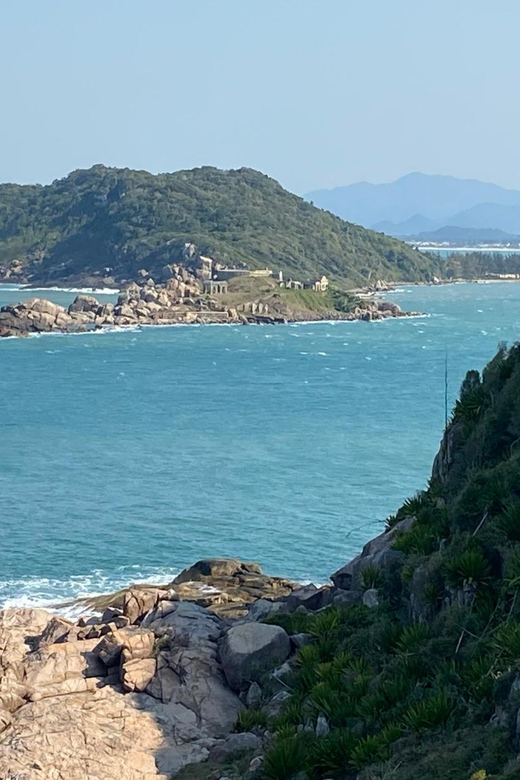 Florianópolis: South Naufragados Trail - The lighthouse and the island’s farthest point
