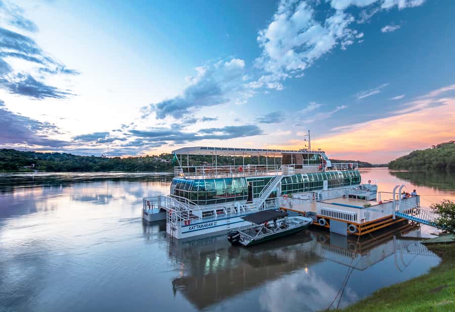 From Foz do Iguaçu: Sunset Catamaran Tour with Meal - What this border cruise is really about