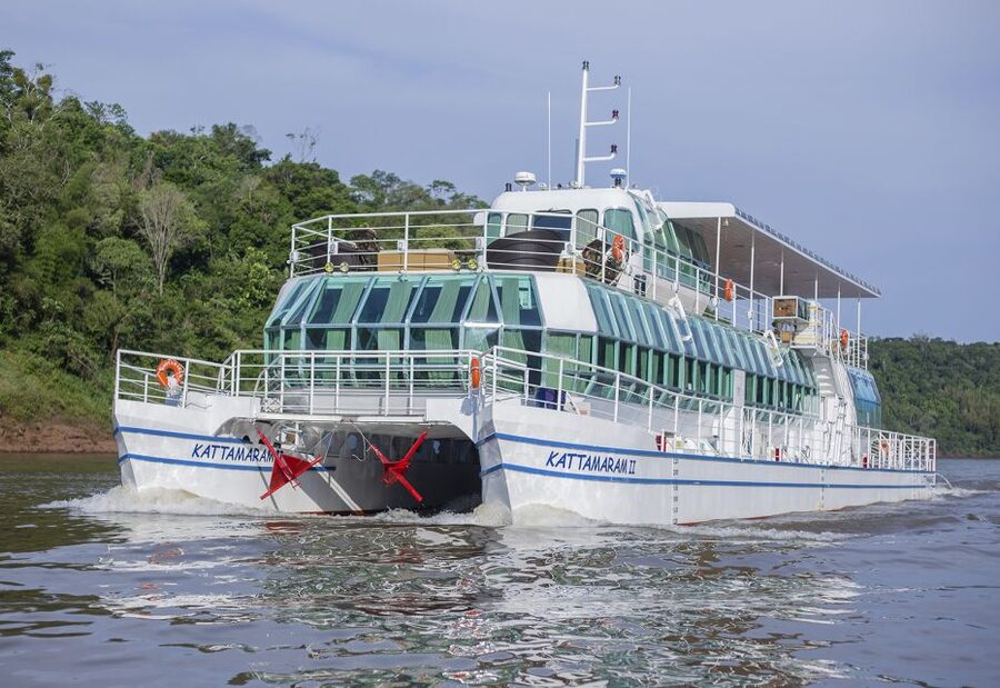 From Foz do Iguaçu: Sunset Catamaran Tour with Meal - The three-country meeting point from the water