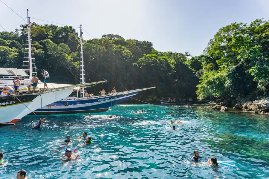From Rio de Janeiro: Angra dos Reis Boat Trip with Lunch - Weather, Crowds, and Comfort