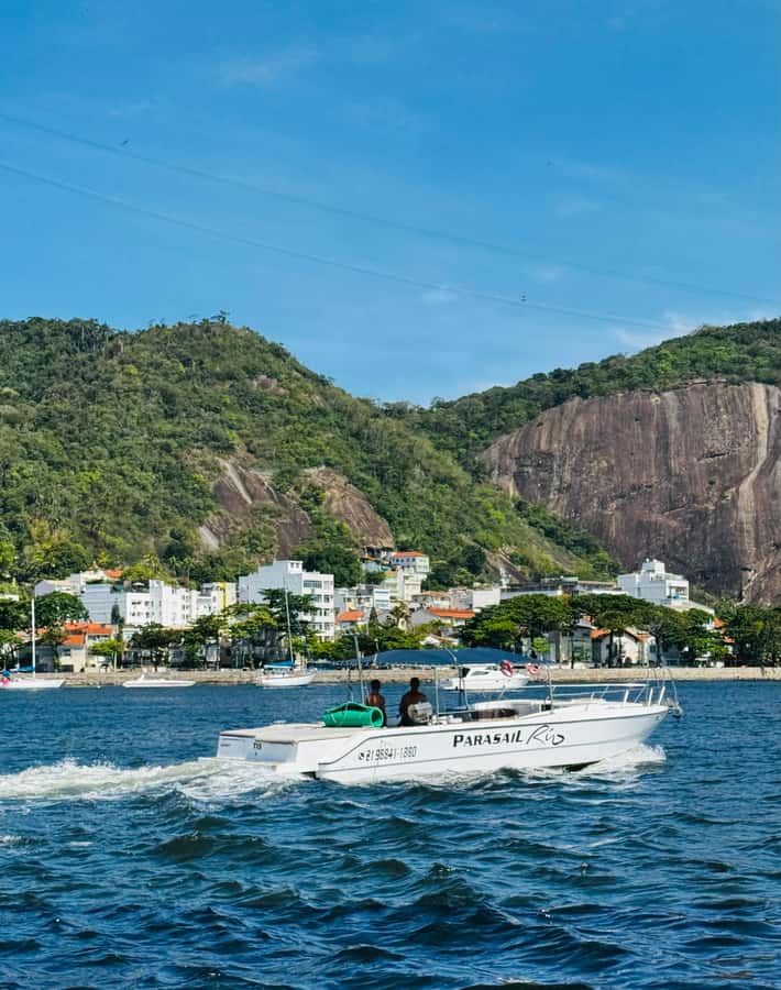 From Rio de Janeiro: Private Speedboat Tour - Niterói and Adão e Eva Beach