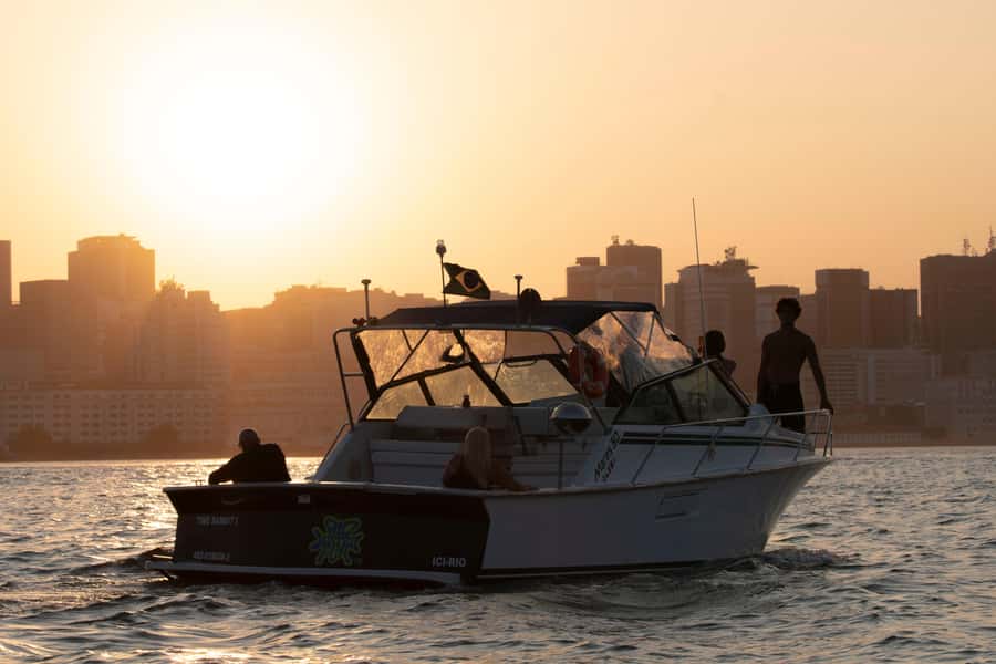Glória: Sunset Speedboat Cruise with Drinks and Snacks - Crossing to Niterói and the MAC photo stop