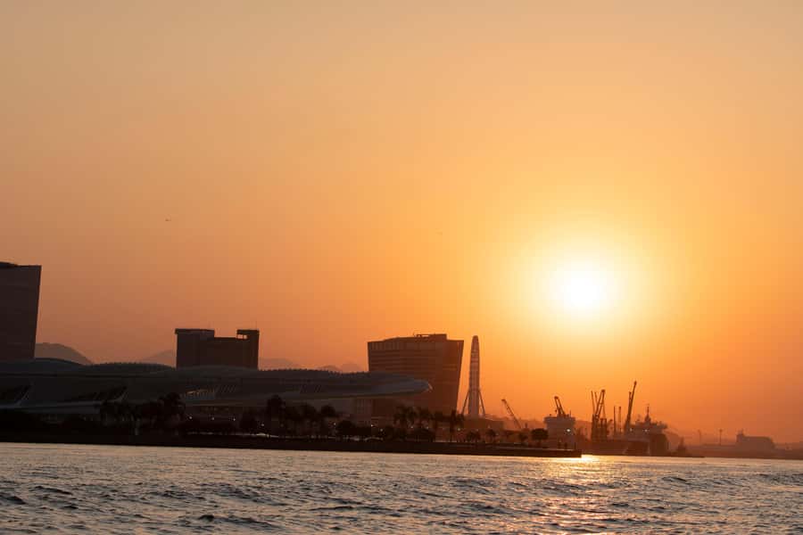 Glória: Sunset Speedboat Cruise with Drinks and Snacks - Guanabara Bay landmarks from a speedboat
