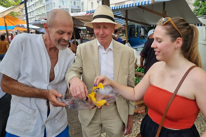 Guided Market Fruit Tasting in Rio with 15+ Exotic Flavors - What the guides add to the experience