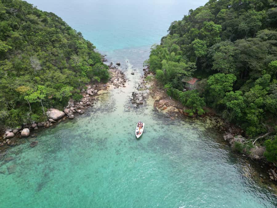 Ilha Grande: 6-Hour Speedboat Tour to Blue and Green Lagoons - Green Lagoon and its changing water