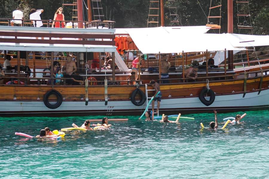 Ilha Grande: Blue Lagoon Schooner Tour - Japariz Beach, calm water, and lunch