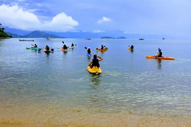 Kayaking experience through the islands of Paraty - Ilha da Bexiga and the short shore walk
