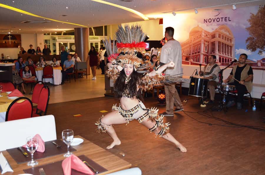 Manaus: Folklore Amazonian Dinner Show - The timing problem: food and performance at once