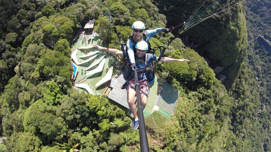 PARAGLIDING FLIGHT IN SÃO CONRADO - RIO DE JANEIRO - The 10-minute briefing comes before the excitement
