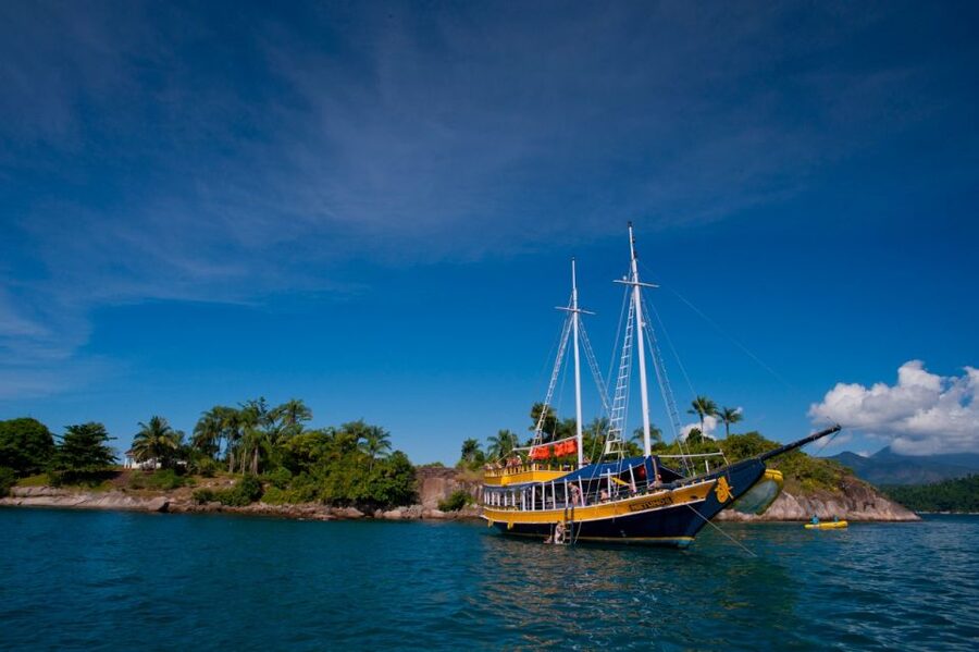 Paraty Bay: Islands & Beaches Boat Tour with Snorkeling - Stop four and the lunch pause