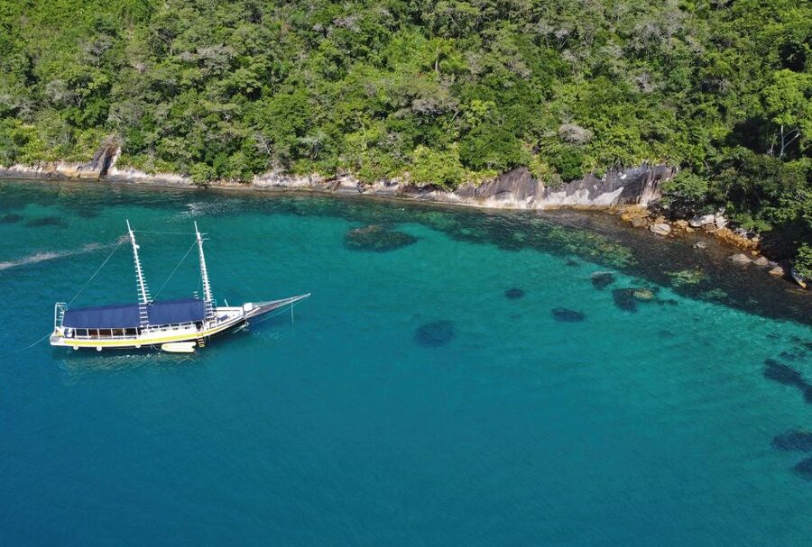 Paraty Bay: Islands & Beaches Boat Tour with Snorkeling - Food, drinks, fruit, and the end of the ride