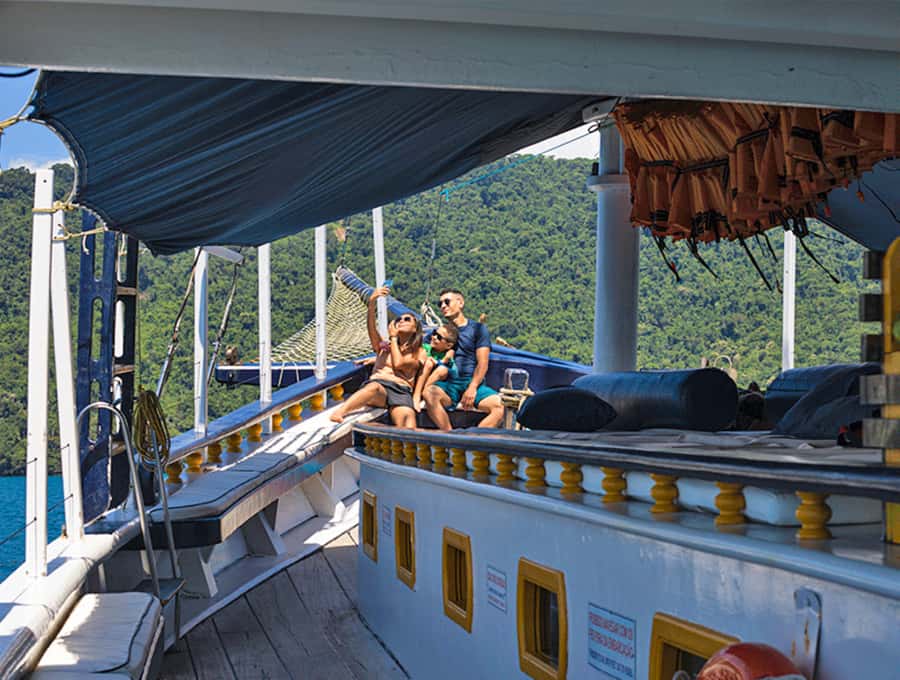 Paraty Bay: Islands & Beaches Boat Tour with Snorkeling - Arriving at Paraty Tours and finding the boat