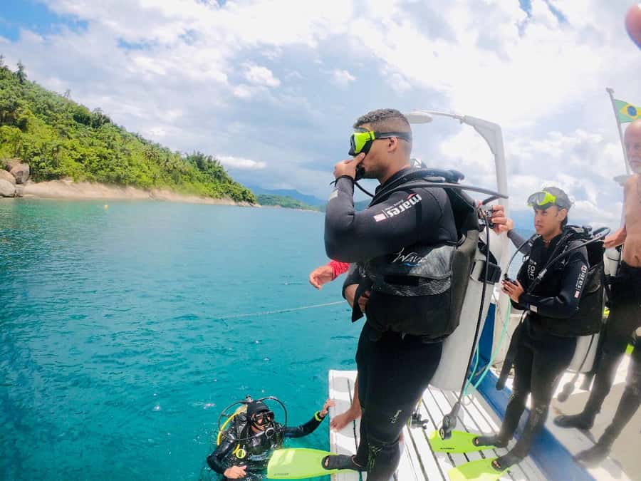 Paraty: Discovery Scuba Diving Experience for Beginners - The 13 to 26 Foot Underwater Session