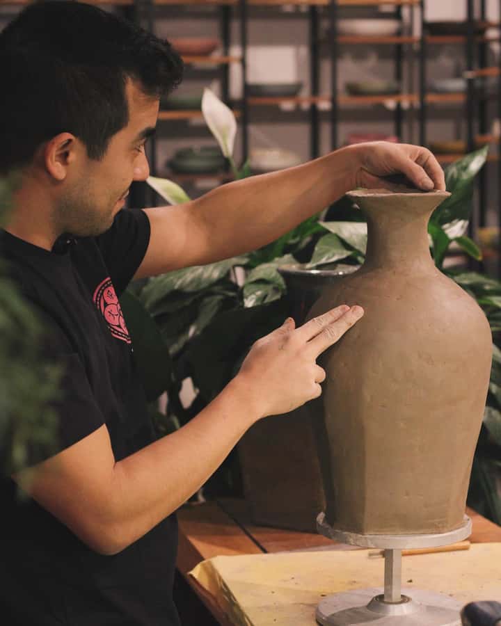 Pottery Class with Wheel Throwing and Hand Building - Starting with clay at Escola Cerâmica Ninsei