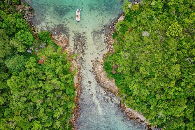 Private Speedboat Tour with Blue and Green Lagoons in Ilha Grande - The one-hour lunch stop