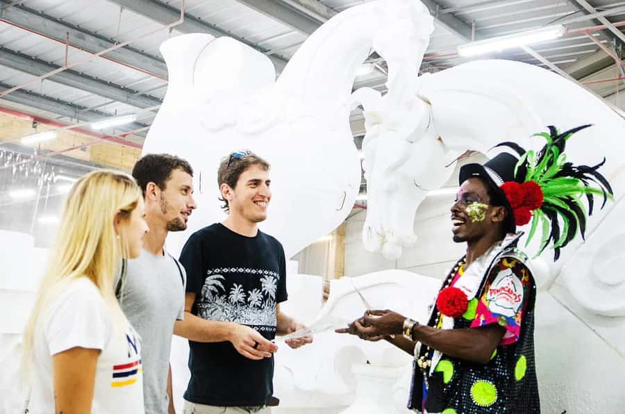 Rio de Janeiro: Carnaval Backstage Tour and Samba Class - Learning samba in a short, friendly class