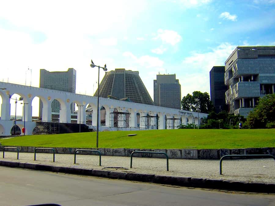Rio de Janeiro Downtown Tour - Avenida Presidente Vargas and the machinery of central Rio