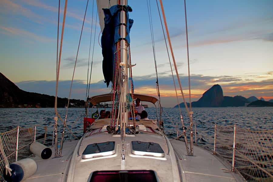 Rio de Janeiro: Guanabara Bay Sunset Sailing Tour & Drinks - Drinks, finger food, and the social mood onboard