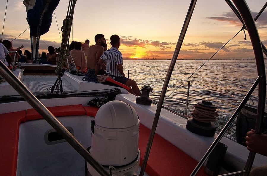 Rio de Janeiro: Guanabara Bay Sunset Sailing Tour & Drinks - The crew is the strongest part of the experience
