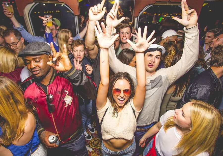 Rio de Janeiro: Late Night Boat Party with DJ and Dancing - The music: house, funk, hip-hop, and Latin rhythms