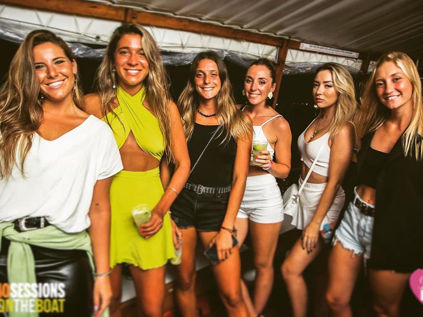 Rio de Janeiro: Late Night Boat Party with DJ and Dancing - A social crowd with an international feel