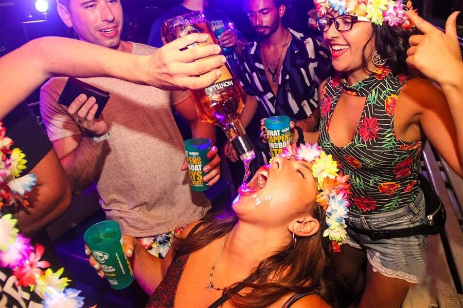 Rio de Janeiro: Late Night Boat Party with DJ and Dancing - Four hours aboard, with no meal included