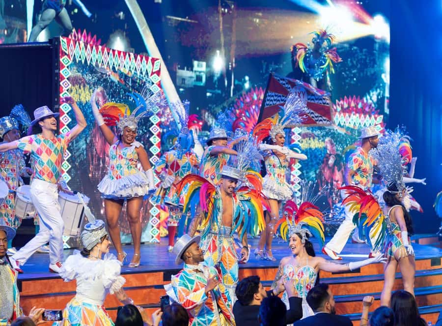 Rio de Janeiro: Roxy Dinner Show with Hotel Pickup - Arriving at a former Copacabana cinema