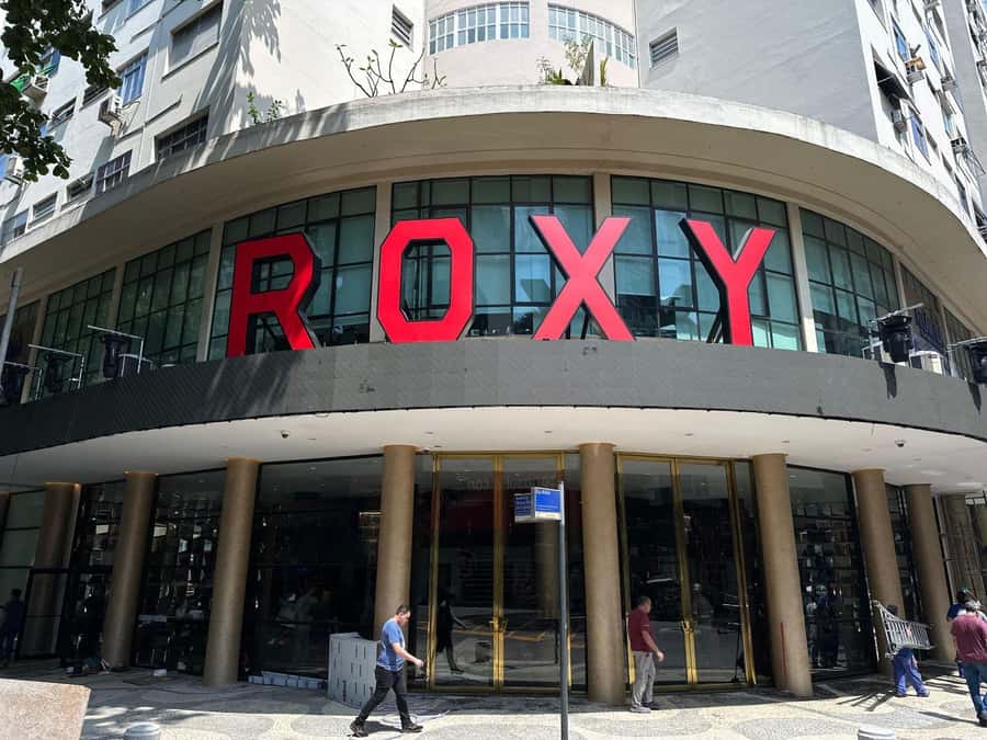 Rio de Janeiro: Roxy Dinner Show with Hotel Pickup - Bossa Nova sets the pace before showtime