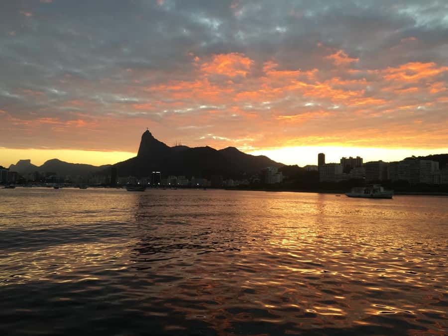 Rio de Janeiro: SpeedBoat Tour - Sunset with Beer - Arpoador, open water, and the changing light