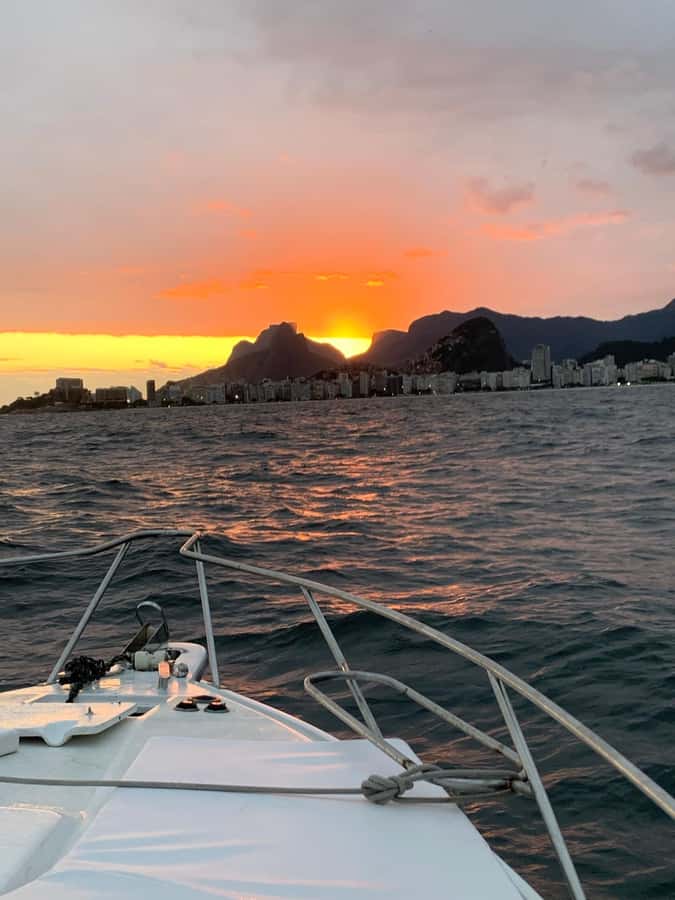 Rio de Janeiro: SpeedBoat Tour - Sunset with Beer - Crossing toward the Niterói Contemporary Art Museum