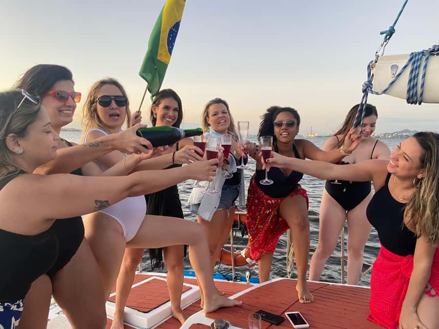 Rio de Janeiro: Sunset Sailboat Tour with Open Bar - Sunset views of Christ the Redeemer and Flamengo