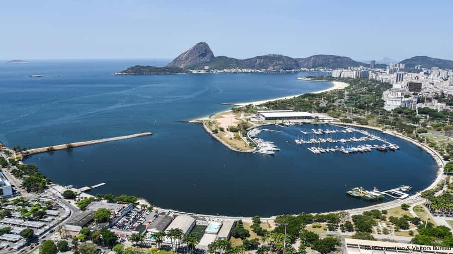 Rio: Guanabara Bay Boat Tour - Urca Casino and Flamengo Beach on the Return