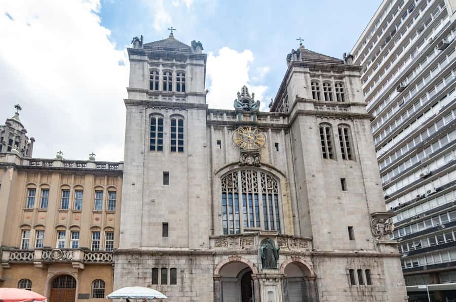 Sao Paulo: Downtown Highlights Private Walking Tour - A quiet pause at Mosteiro de São Bento