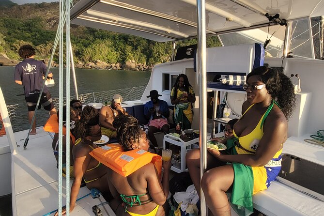Shared Tour in Vela Catamaran - Velas do Rio - Snacks, caipirinhas, and the social side of the trip