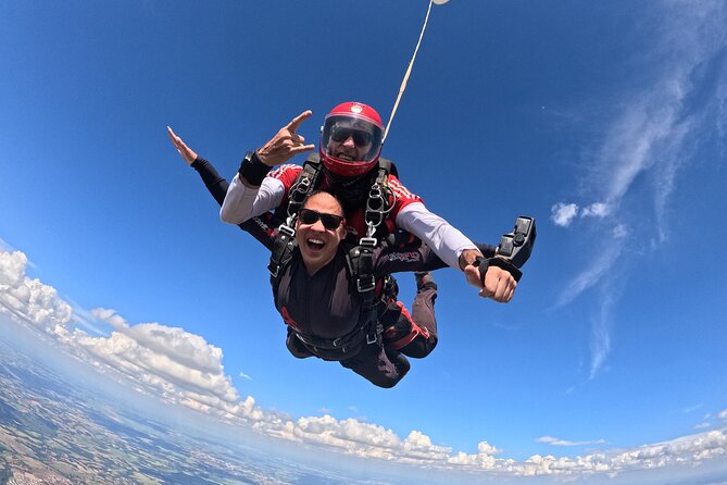 Skydive Tandem - São Paulo - Brazil - The 15-minute aircraft ride to 3,658 meters