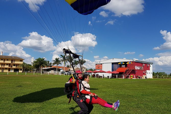 Skydive Tandem - São Paulo - Brazil - The 10-minute briefing and equipment check